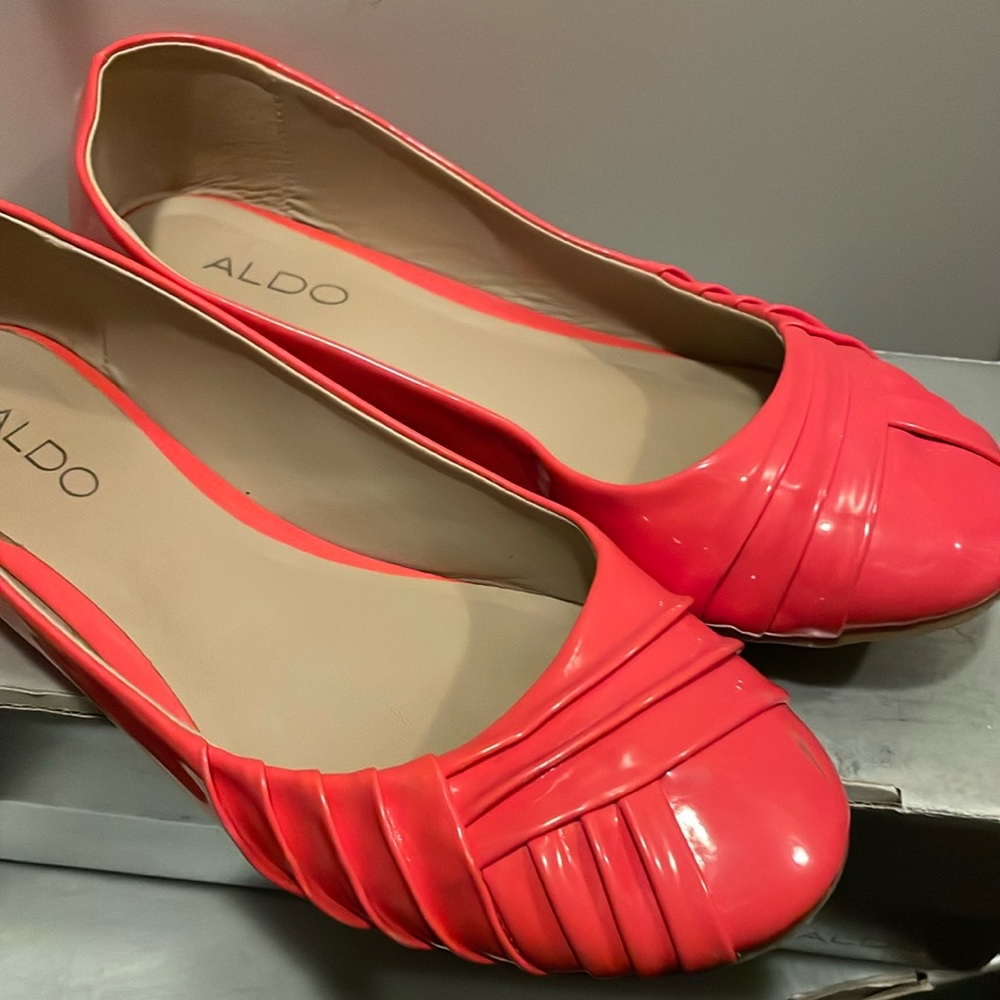 Like new coral flats